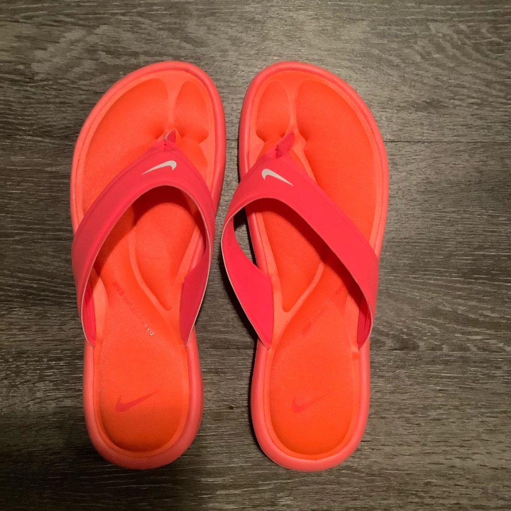 Ladies Hot Pink Nike Flipflops 💕
